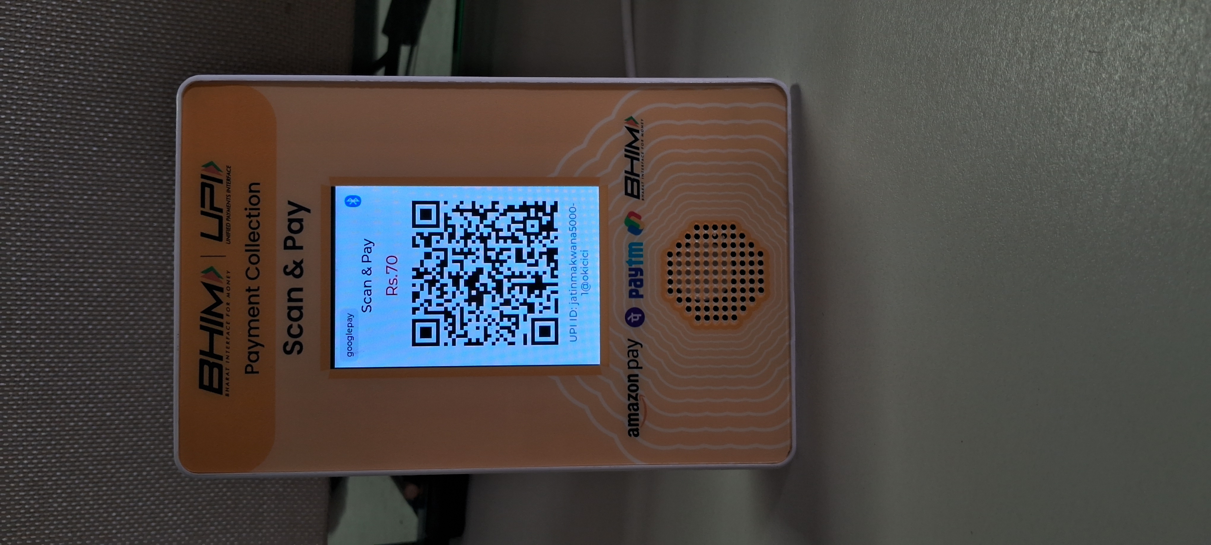 Digital signage QR soundbox displaying ads and payment codes DQR-222